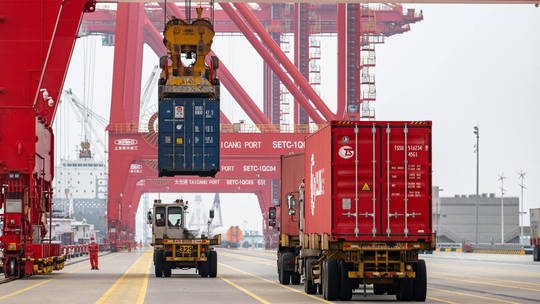 Containers are being loaded and hoisted at the Taicang Container Terminal port area in Suzhou, Jiangsu Province, China, June 12, 2022. © Global Look Press / Cfoto / Keystone Press Agency