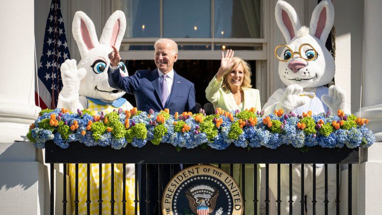 President Joe Biden and First Lady Jill Biden attend the annual Easter Egg Roll on April 10, 2023 in Washington, DC. © Drew Angerer/Getty Images