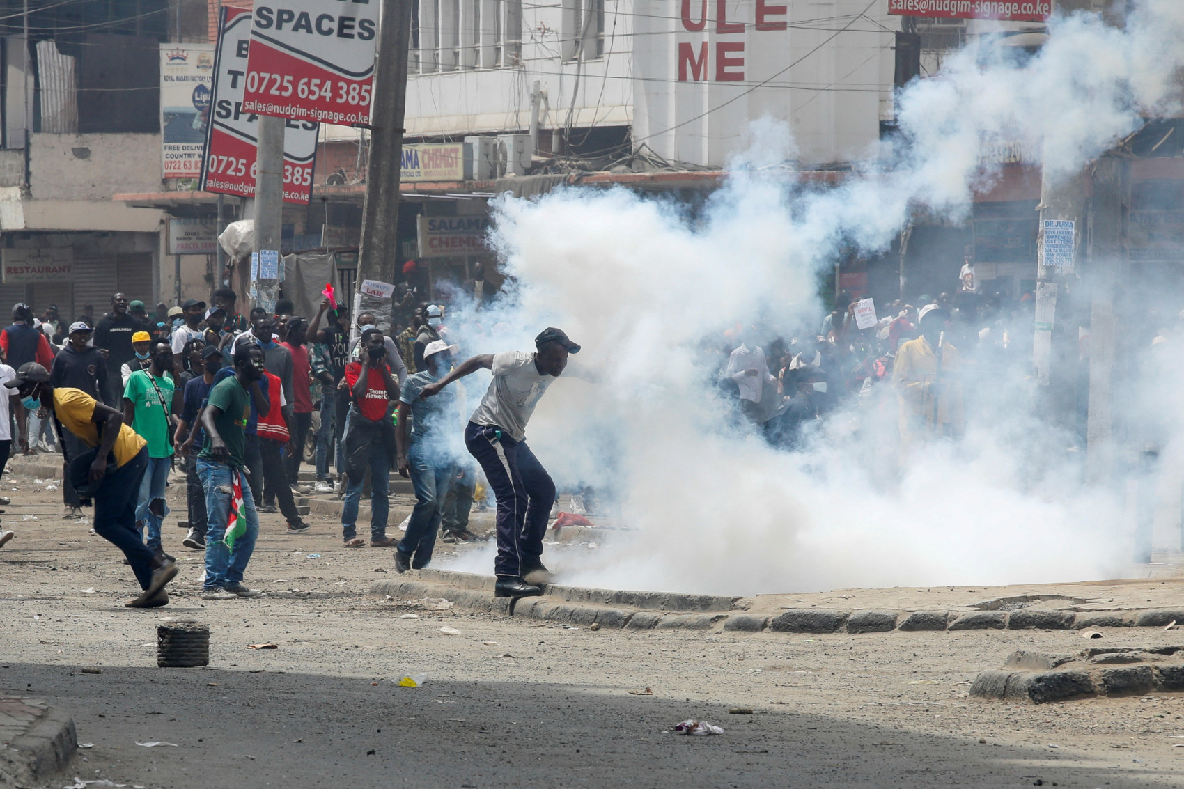 Police fire tear gas as crowds call for Ruto to resign