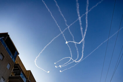 FILE PHOTO: Contrails of Israeli Iron Dome anti-missile defense system strike Hamas rockets overhead as Hamas militants in Gaza continue fire into Israel. © Scott Peterson / Getty Images