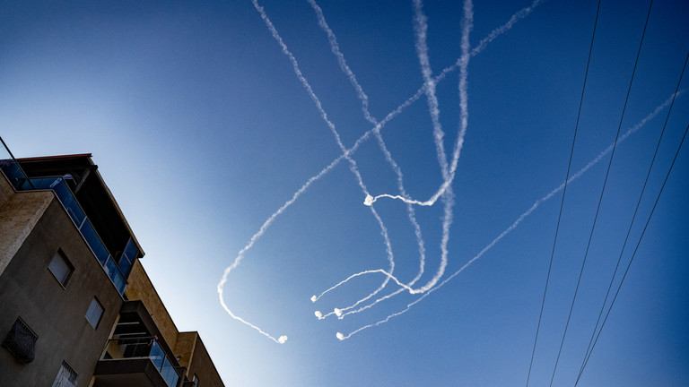 FILE PHOTO: Contrails of Israeli Iron Dome anti-missile defense system strike Hamas rockets overhead as Hamas militants in Gaza continue fire into Israel. © Scott Peterson / Getty Images