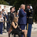 Marlon Bateman, Kelsee Lainhart and Donald Trump place a wreath at the Tomb of the Unknown Solider in honor of the 13 service members killed at Abbey Gate, at Arlington National Cemetery, August 26, 2024. © AP Photo / Alex Brandon