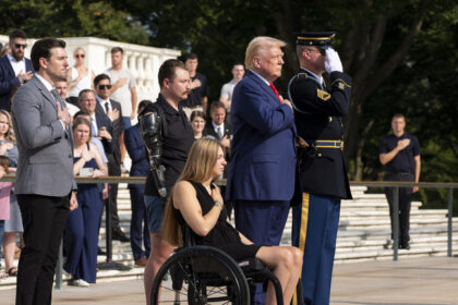 Marlon Bateman, Kelsee Lainhart and Donald Trump place a wreath at the Tomb of the Unknown Solider in honor of the 13 service members killed at Abbey Gate, at Arlington National Cemetery, August 26, 2024. © AP Photo / Alex Brandon