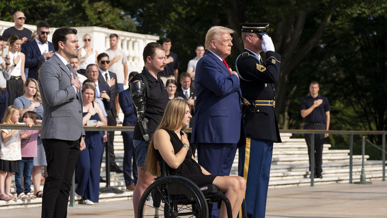 Marlon Bateman, Kelsee Lainhart and Donald Trump place a wreath at the Tomb of the Unknown Solider in honor of the 13 service members killed at Abbey Gate, at Arlington National Cemetery, August 26, 2024. © AP Photo / Alex Brandon