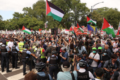 Police and protesters during the opening day of the Democratic National Convention in Chicago, Illinois on August 19, 2024. © Scott Olson / Getty Images