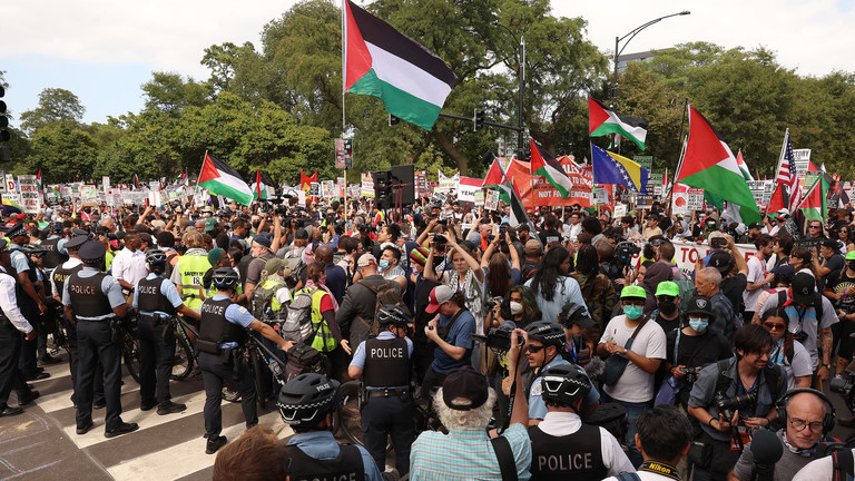 Police and protesters during the opening day of the Democratic National Convention in Chicago, Illinois on August 19, 2024. © Scott Olson / Getty Images