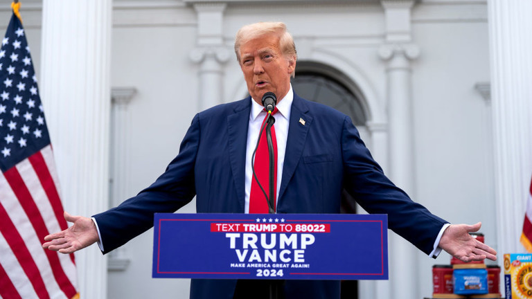 Republican presidential candidate, former US President Donald Trump holds a news conference outside the Trump National Golf Club Bedminster on August 15, 2024 in Bedminster, New Jersey. © Getty Images / Adam Gray / Stringer