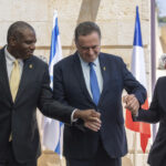 UK Foreign Secretary David Lammy (L) and French FM Stephane Sejourne (R) are welcomed by Israeli FM Israel Katz in Jerusalem on August 16, 2024 © AP / Ohad Zwigenberg