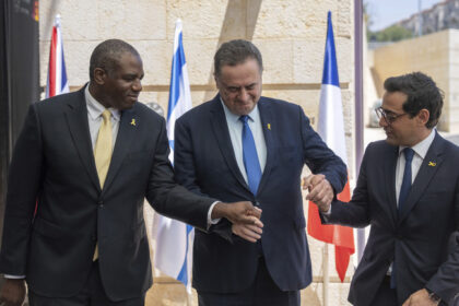 UK Foreign Secretary David Lammy (L) and French FM Stephane Sejourne (R) are welcomed by Israeli FM Israel Katz in Jerusalem on August 16, 2024 © AP / Ohad Zwigenberg