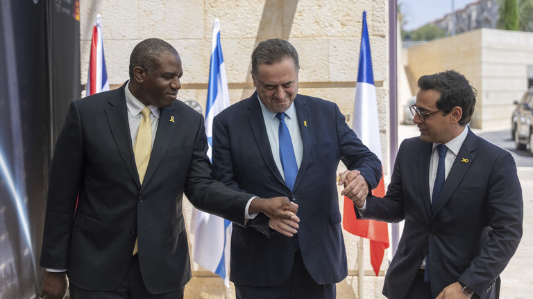 UK Foreign Secretary David Lammy (L) and French FM Stephane Sejourne (R) are welcomed by Israeli FM Israel Katz in Jerusalem on August 16, 2024 © AP / Ohad Zwigenberg