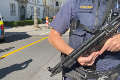 An armed police officer is deployed in Munich, Germany, September 5, 2024 © Getty Images / München TV