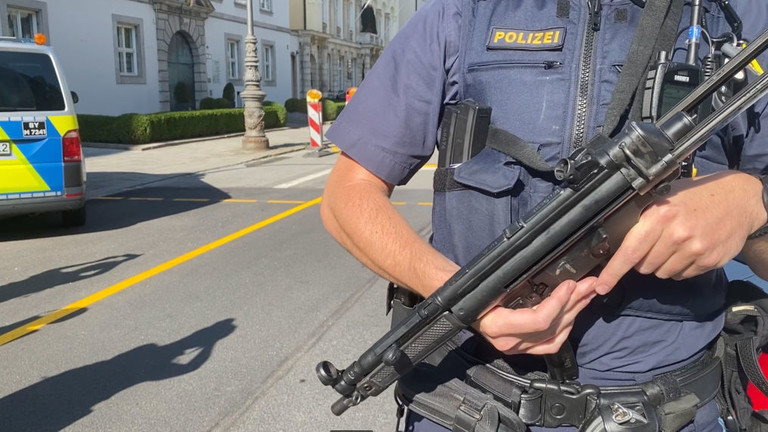 An armed police officer is deployed in Munich, Germany, September 5, 2024 © Getty Images / München TV