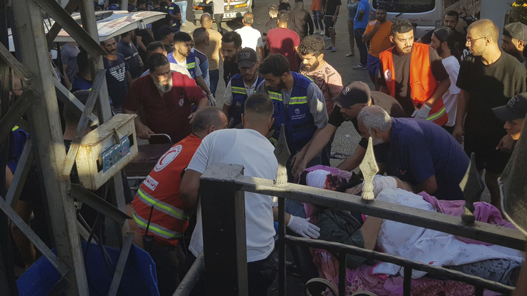 Civil Defense first-responders carry a man who was wounded after his handheld pager exploded, in the southern port city of Sidon, Lebanon, Tuesday, Sept. 17, 2024. © AP Photo