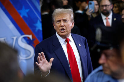 Donald Trump talks to journalists after debating Kamala Harris in Philadelphia, Pennsylvania, September 10, 2024 © Getty Images / Chip Somodevilla