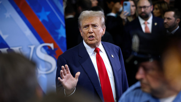 Donald Trump talks to journalists after debating Kamala Harris in Philadelphia, Pennsylvania, September 10, 2024 © Getty Images / Chip Somodevilla