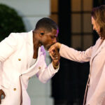 Gospel singer Kirk Franklin and US Vice President Kamala Harris at the White House, Washington, DC, June 10, 2024. © Kent Nishimura / GETTY IMAGES NORTH AMERICA / Getty Images via AFP