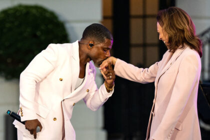 Gospel singer Kirk Franklin and US Vice President Kamala Harris at the White House, Washington, DC, June 10, 2024. © Kent Nishimura / GETTY IMAGES NORTH AMERICA / Getty Images via AFP