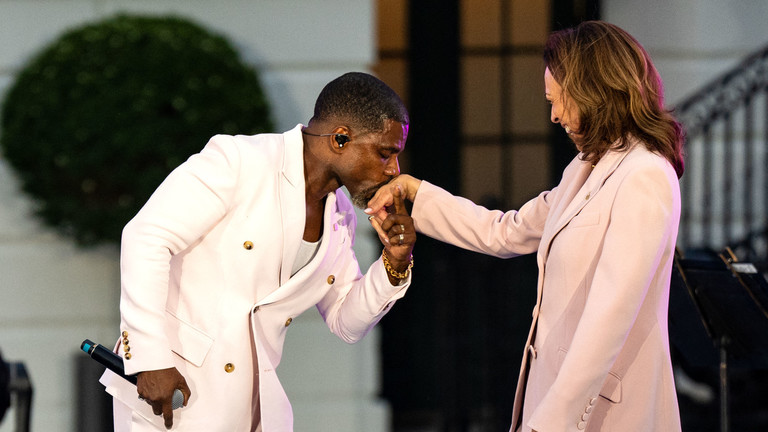 Gospel singer Kirk Franklin and US Vice President Kamala Harris at the White House, Washington, DC, June 10, 2024. © Kent Nishimura / GETTY IMAGES NORTH AMERICA / Getty Images via AFP