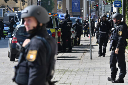 Police officers during a major operation in Munich city center near the Israeli Consulate General on September 5, 2024, Bavaria, Munich. © Peter Kneffel / picture alliance via Getty Images