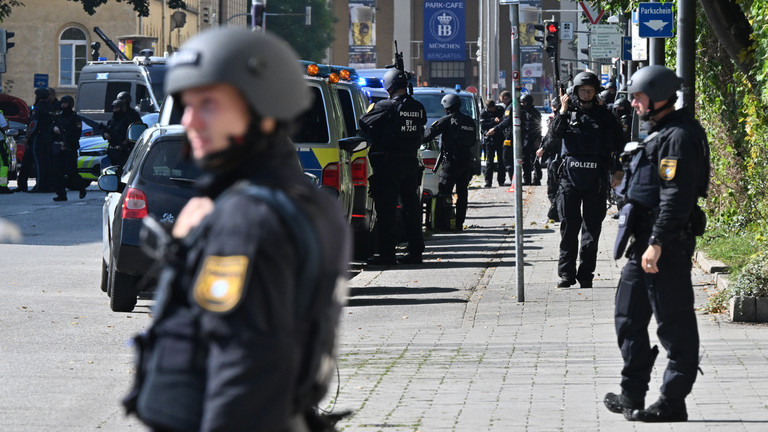 Police officers during a major operation in Munich city center near the Israeli Consulate General on September 5, 2024, Bavaria, Munich. © Peter Kneffel / picture alliance via Getty Images