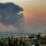 Smoke rises over Beirut southern suburb after an Israeli air strike on September 27, 2024, Lebanon, Beirut. © Marwan Naaman / picture alliance via Getty Images