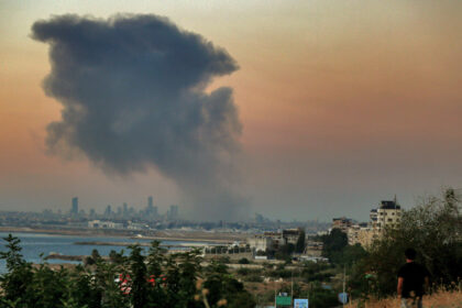 Smoke rises over Beirut southern suburb after an Israeli air strike on September 27, 2024, Lebanon, Beirut. © Marwan Naaman / picture alliance via Getty Images