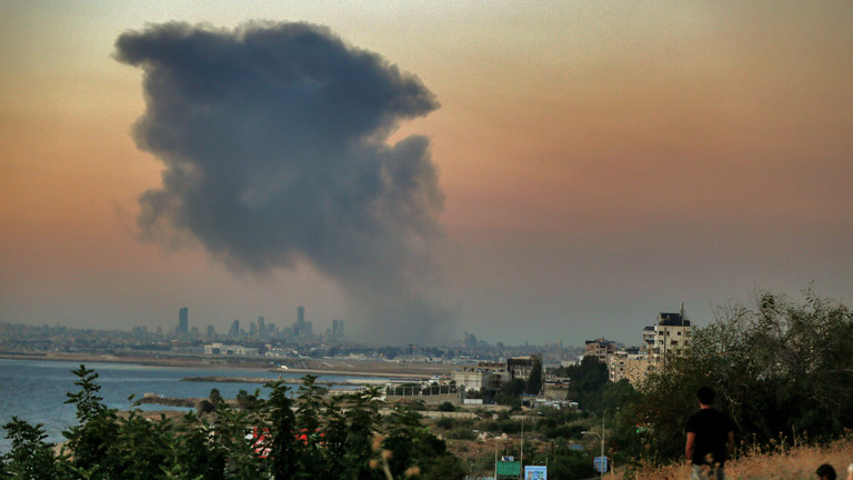 Smoke rises over Beirut southern suburb after an Israeli air strike on September 27, 2024, Lebanon, Beirut. © Marwan Naaman / picture alliance via Getty Images