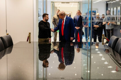 Vladimir Zelensky and Donald Trump shake hands during a meeting on September 27, 2024 in New York City. © Alex Kent / Getty Images