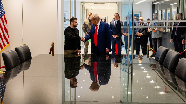 Vladimir Zelensky and Donald Trump shake hands during a meeting on September 27, 2024 in New York City. © Alex Kent / Getty Images