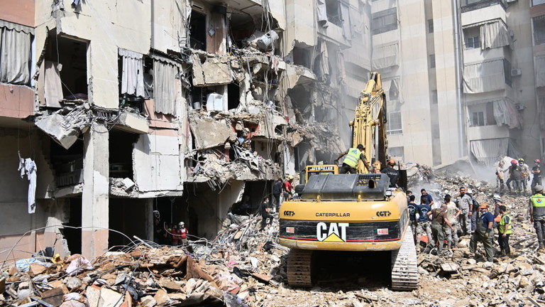 Workers use heavy construction equipment to remove debris from the site of an Israeli airstrike in Beirut, Lebanon, September 21, 2024 © Getty Images / Houssam Shbaro