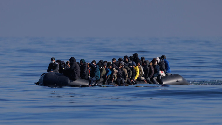 FILE PHOTO: An inflatable boat carrying migrants crosses the English Channel on March 06, 2024. © Getty Images / Dan Kitwood