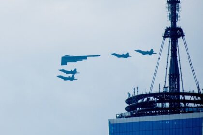 FILE PHOTO: A B-2 stealth bomber and four F-22 jets over New York City. © Roy Rochlin / Getty Images