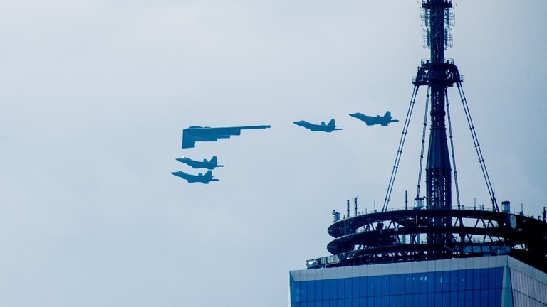 FILE PHOTO: A B-2 stealth bomber and four F-22 jets over New York City. © Roy Rochlin / Getty Images