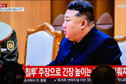 A news broadcast in South Korea shows North Korean leader Kim Jong-un speaking at a government meeting on October 15, 2024. © Kim Jae-hwan / SOPA Images / LightRocket / Getty Images