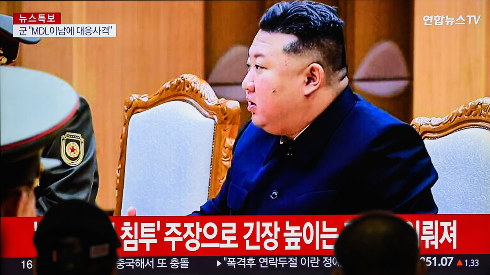 A news broadcast in South Korea shows North Korean leader Kim Jong-un speaking at a government meeting on October 15, 2024. © Kim Jae-hwan / SOPA Images / LightRocket / Getty Images