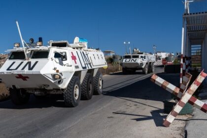 Armoured personnel carriers of the UN Interim Force in Lebanon depart a base to patrol near the Lebanon-Israel border © Getty Images / Carl Court