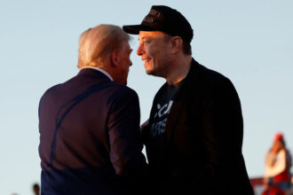 Donald Trump (L) embraces Elon Musk during a campaign rally in Butler, Pennsylvania, October 5, 2024 © Getty Images / Anna Moneymaker