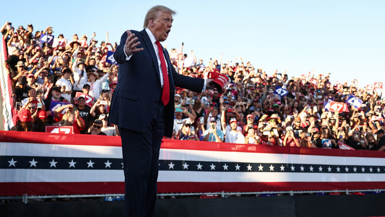 Donald Trump gestures as he walks onstage for a campaign rally in Coachella, California, October 12, 2024 © Getty Images / Mario Tama