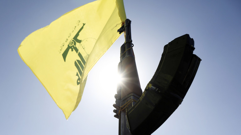 A Hezbollah supporter at a demonstration in Sanaa, Yemen, October 4, 2024. © Mohammed Hamoud / Getty Images