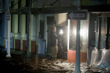 Person walks through surge waters after Hurricane Milton made landfall in Fort Myers, Florida © Getty Images / Joe Raedle