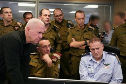 Israeli Defense Minister Yoav Gallant (1st L, front) at the Israeli Air Force’s underground command room September 27, 2024. © Global Look Press / Ariel Hermoni/Israeli Ministry of Defense/Xinhua/Global Look Press