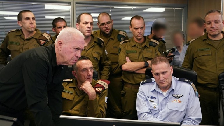 Israeli Defense Minister Yoav Gallant (1st L, front) at the Israeli Air Force’s underground command room September 27, 2024. © Global Look Press / Ariel Hermoni/Israeli Ministry of Defense/Xinhua/Global Look Press