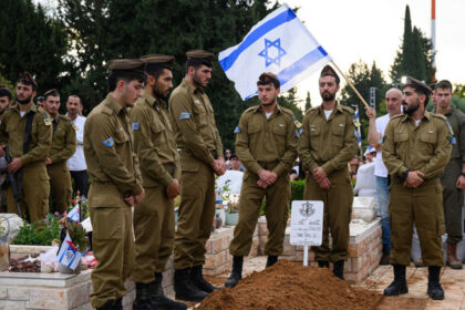 Israeli soldiers stand guard around the grave of a comrade killed in Lebanon, during his funeral near Tel Aviv, Israel, October 6, 2024 © Getty Images / Leon Neal