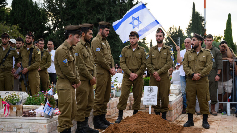 Israeli soldiers stand guard around the grave of a comrade killed in Lebanon, during his funeral near Tel Aviv, Israel, October 6, 2024 © Getty Images / Leon Neal