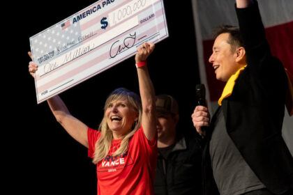 Musk awarded Kristine Fishell with a $1 million check during the town hall at the Roxain Theater on October 20, 2024 in Pittsburgh, Pennsylvania © Michael Swensen/Getty Images