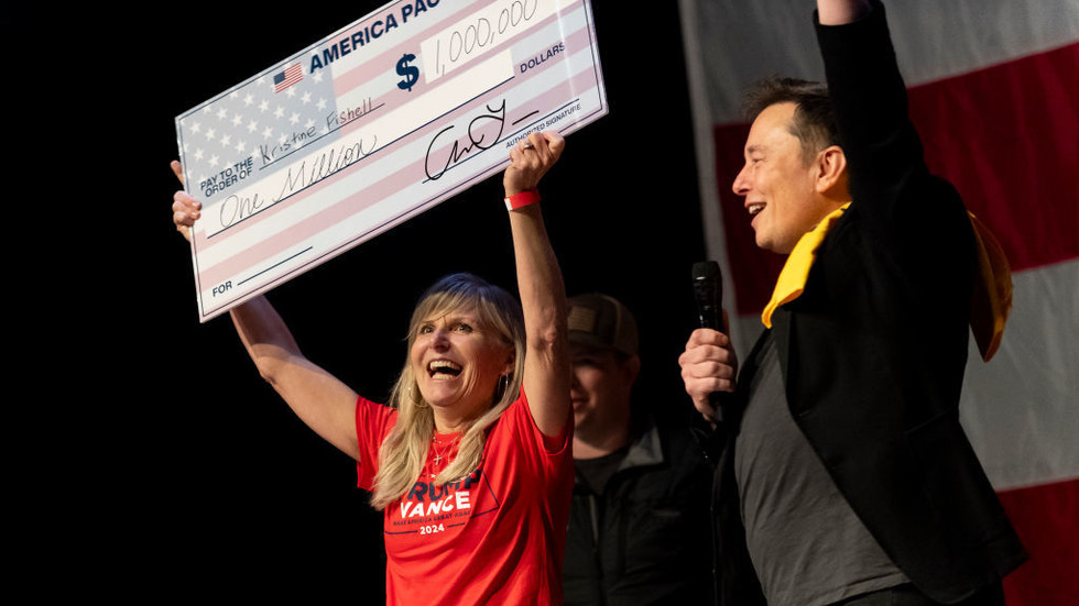 Musk awarded Kristine Fishell with a $1 million check during the town hall at the Roxain Theater on October 20, 2024 in Pittsburgh, Pennsylvania © Michael Swensen/Getty Images