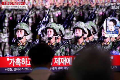 People watch a North Korean military parade on a TV in Seoul, South Korea, October 10, 2020 © Getty Images / Chung Sung-Jun