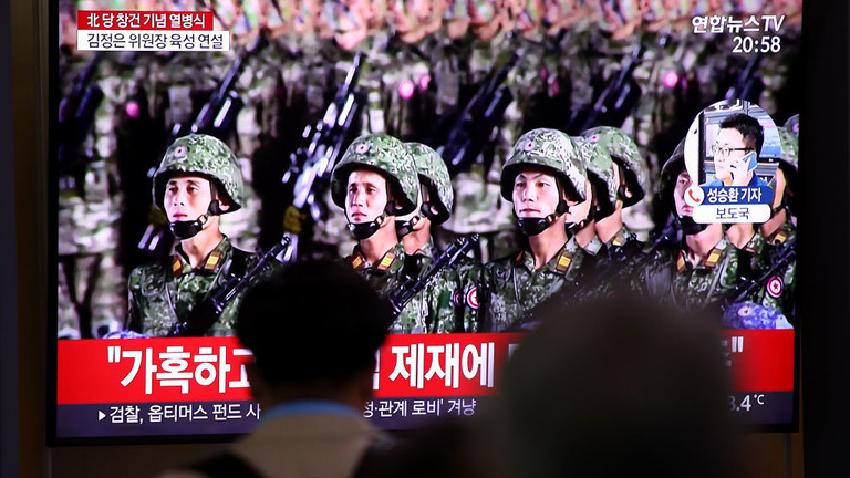 People watch a North Korean military parade on a TV in Seoul, South Korea, October 10, 2020 © Getty Images / Chung Sung-Jun