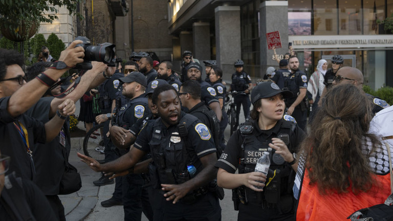 Police respond as a pro-Palestinian protester sets himself on fire near the White House in Washington DC, October 5, 2024 © Getty Images / Celal Gunes