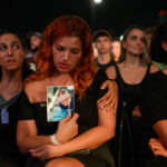 Relatives and friends of people killed on October 7, 2023, mourn during a ceremony in Tel Aviv, Israel, October 7, 2024 © Getty Images / Alexi J. Rosenfeld